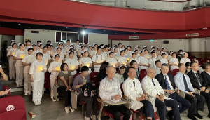 暨大護理學系114學年度加冠典禮，護理系師長逐一點燃手中的燭光，依序傳遞給每一位加冠學生的「傳光儀式」。（暨大提供）