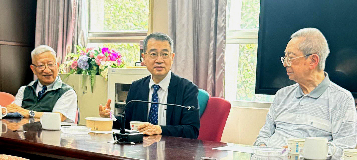 埔里基督教醫院董事長趙文崇(左起)、暨大現任校長武東星與創校校長袁頌西於典禮活動前，進行交流座談。（暨大提供）