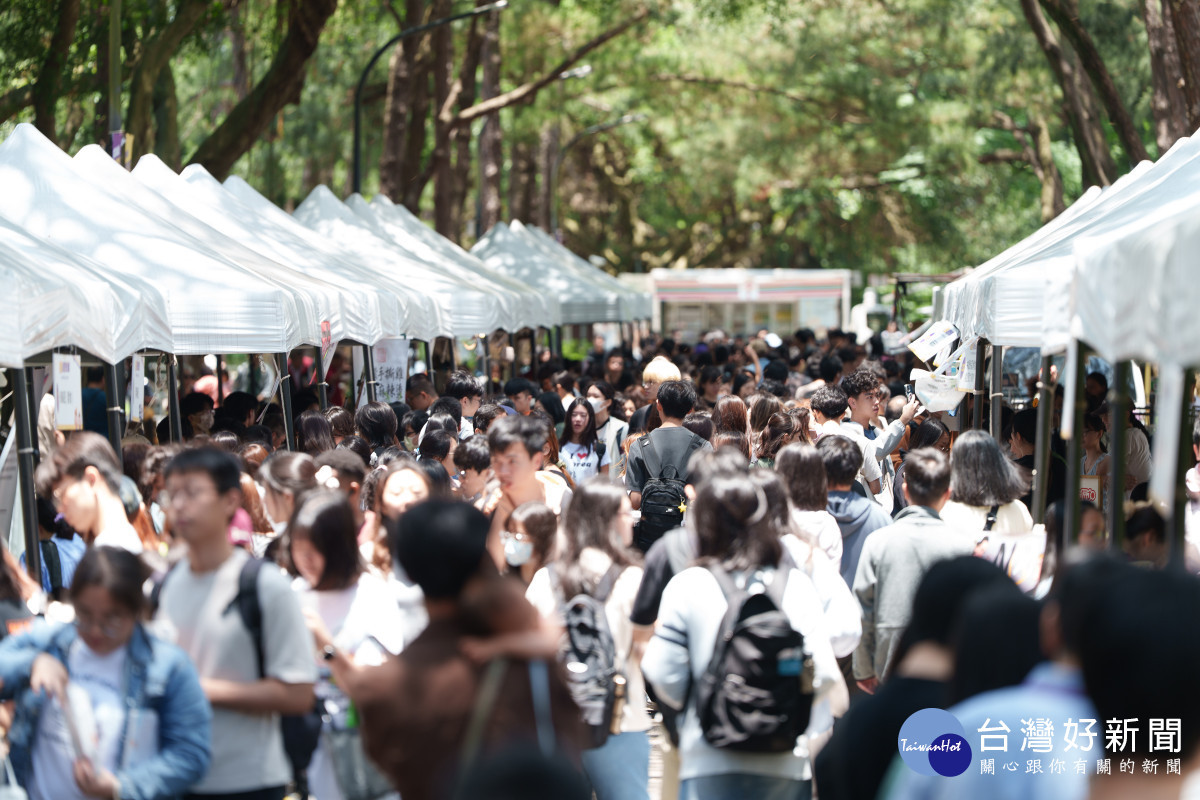 中央大學校慶同步舉辦熱鬧的校慶市集，匯聚學生、教職員社團與在地特色攤位，打造屬於中大人的歡慶嘉年華。