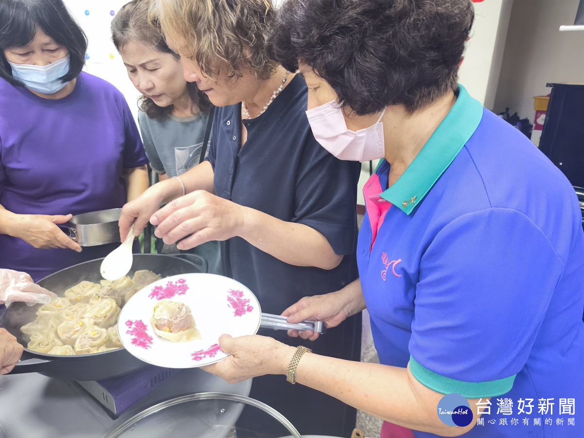 促進長輩身心健康與人際互動   和平據點手作燒賣 心花朶朶開