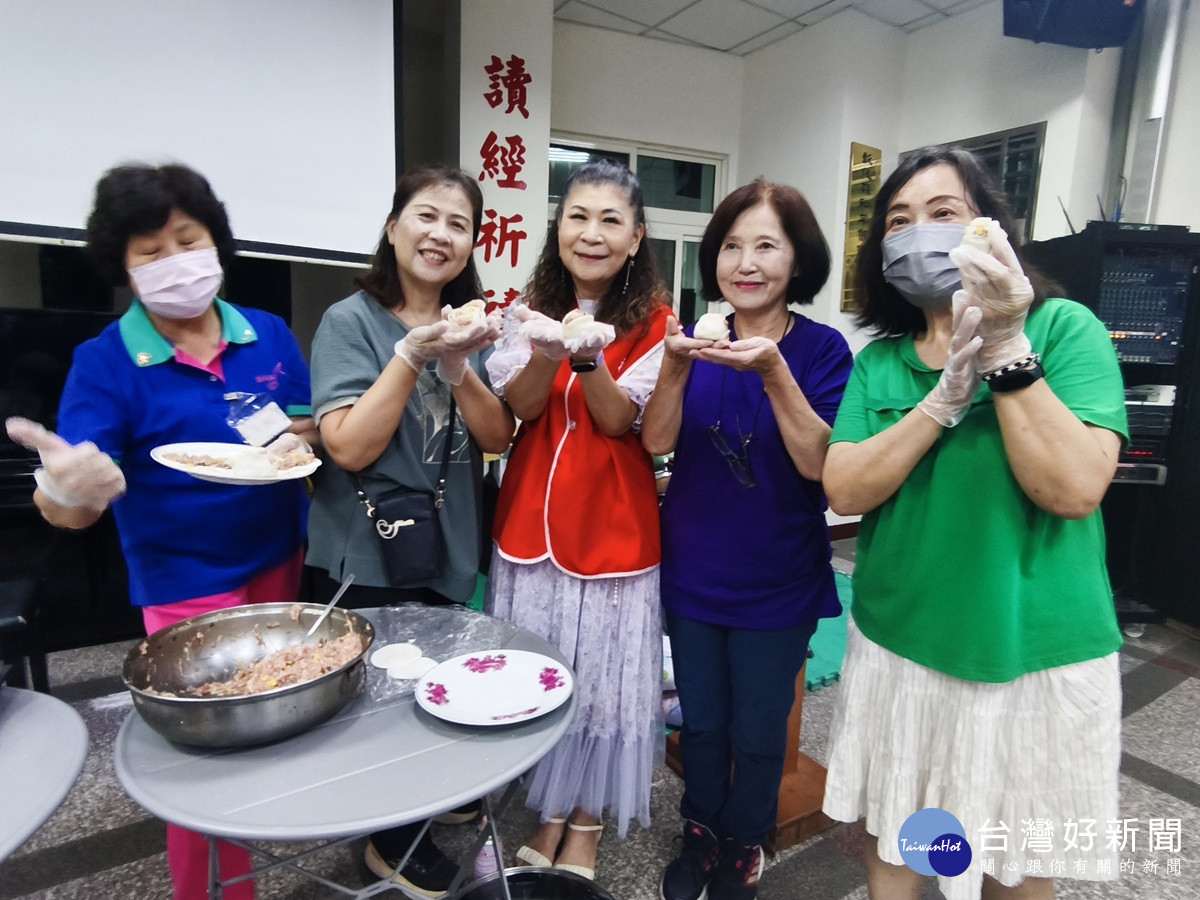 促進長輩身心健康與人際互動　和平教會據點手作燒賣「心花朶朶開」