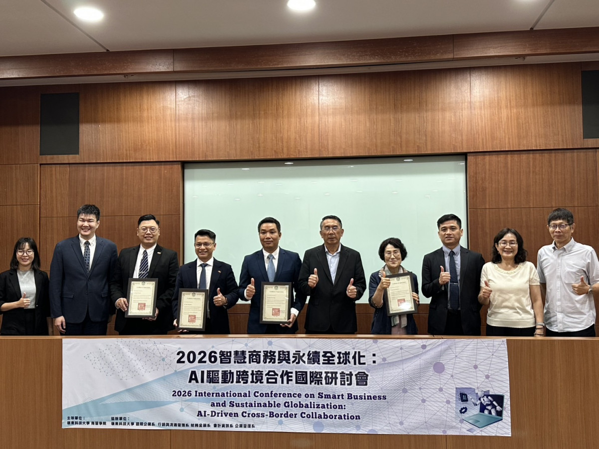 嶺東科技大學商管學院院長魏清圳代表致贈感謝狀。(圖/嶺東科技大學)