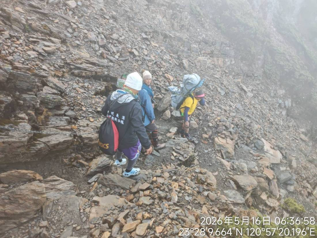 男玉山主峰下風口附近墜谷亡　直升機吊掛遺體下山