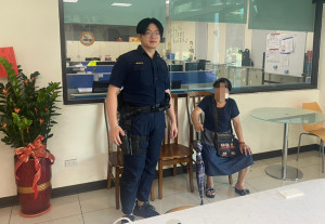 老婦徒步找親戚迷途， 警方協助解困。