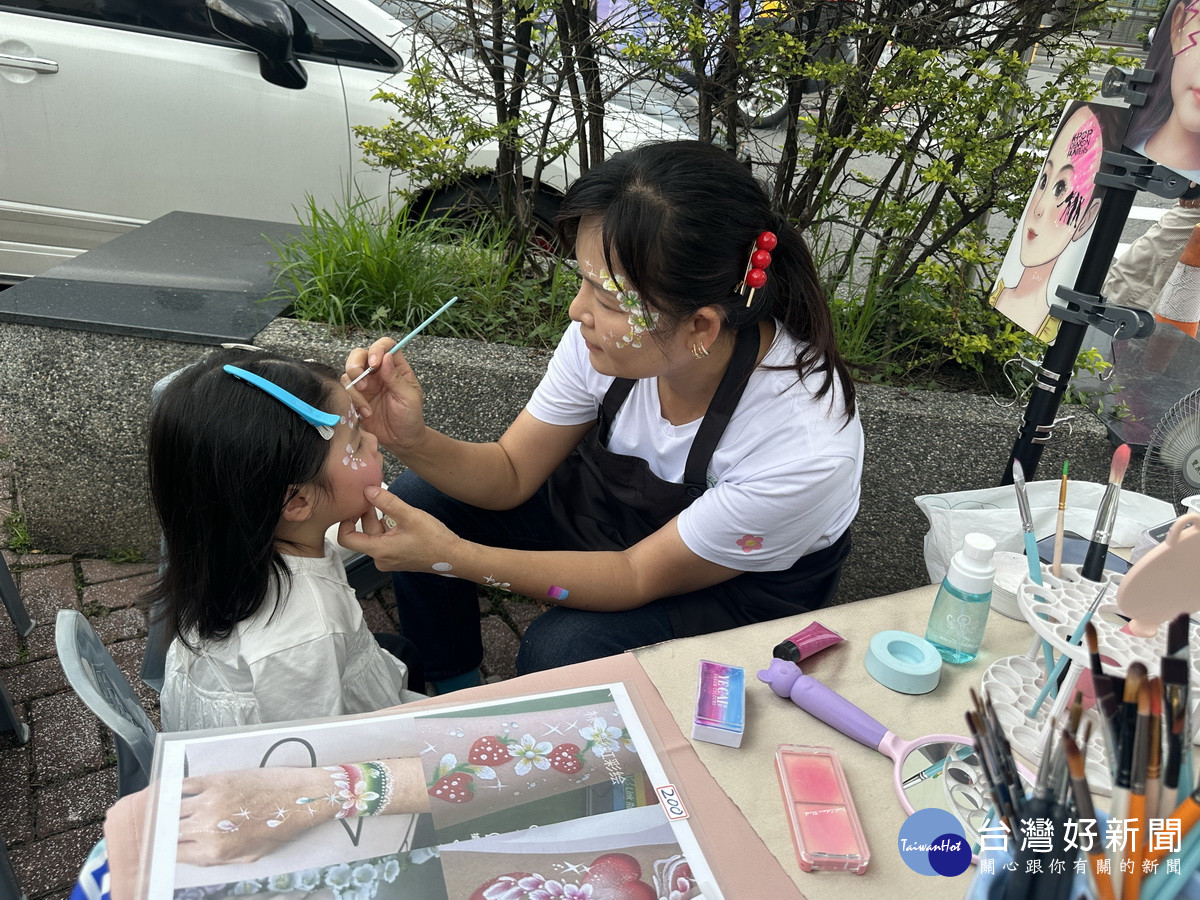 美麗姐姐幫小朋友彩繪上妝。（記者扶小萍攝）