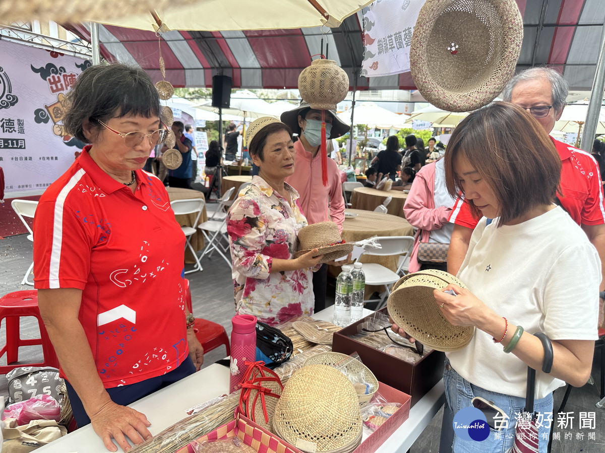 台中市傳統工藝保存者藺草編工藝師林惠津展售精緻工藝。（記者扶小萍攝）