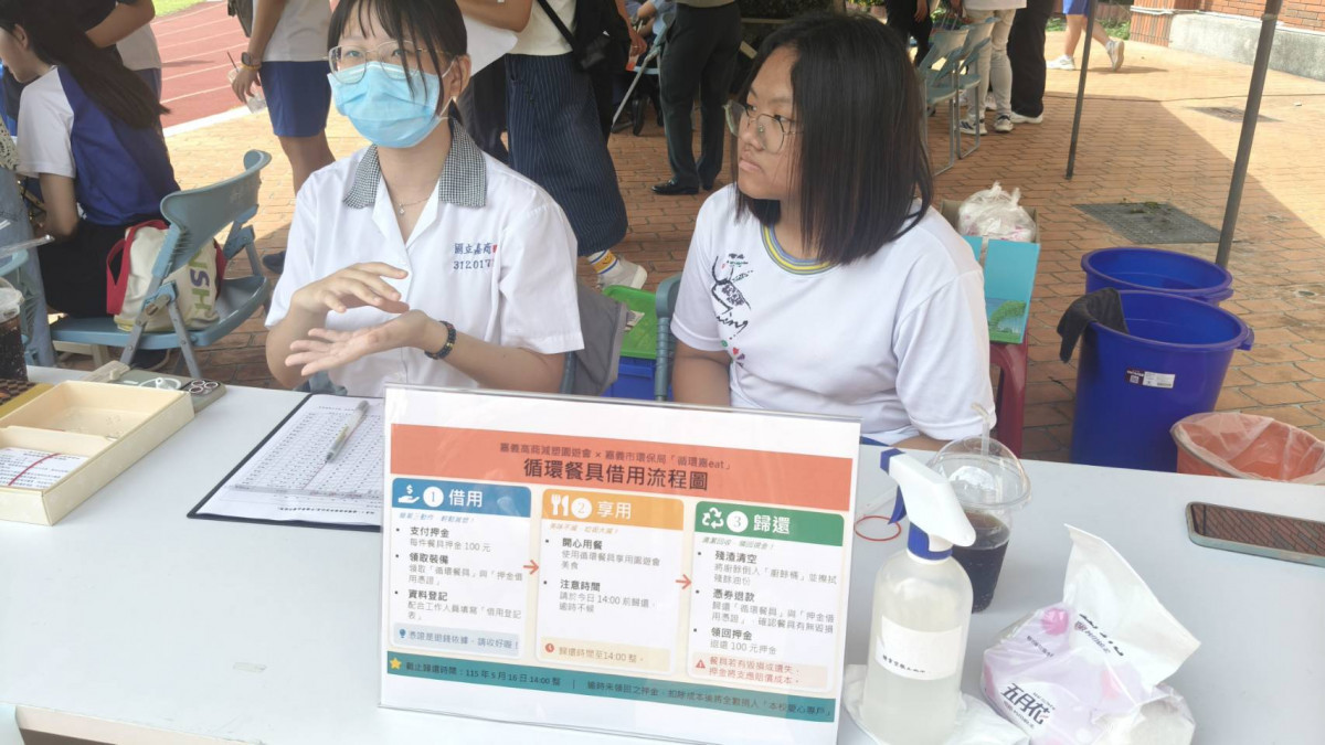 校方設置「循環餐具租借攤位」，鼓勵大家體驗循環餐具的便利與衛生／陳致愷攝影