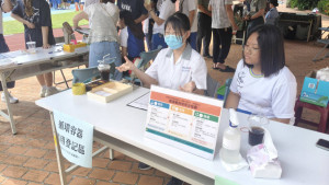 嘉商87周年校慶園遊會設置「循環餐具租借攤位」，鼓勵大家體驗循環餐具的便利與衛生／陳致愷攝影