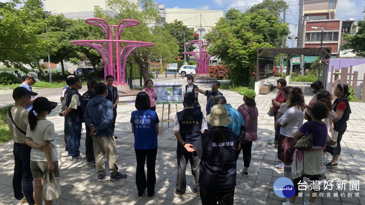 立委楊瓊瓔、市議員羅永珍辦理「潭雅神綠園道2K+200~3K+500建置人車分道工程」說明會。