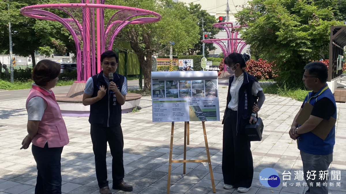 臺中市政府觀光旅遊局主任秘書廖偉志說明潭雅神綠園道2K+200~3K+500建置人車分道工程。