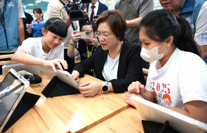 彰化斥資近10億推動「生生有平板」，率先完成全縣學生一人一機。圖／記者鄧富珍攝