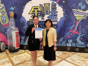 蘇琬筠於金酒盃調酒大賽獲獎，與指導老師黃淑敏合影。林重鎣
