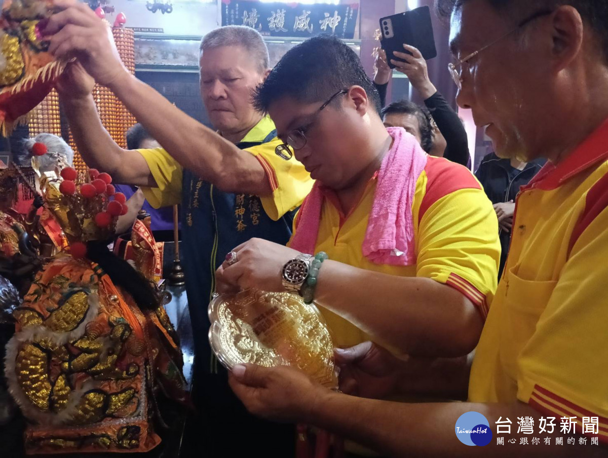 爐主王鈞玄親自將特製大金牌幫烏日玉闕朝仁宮媽祖戴上。