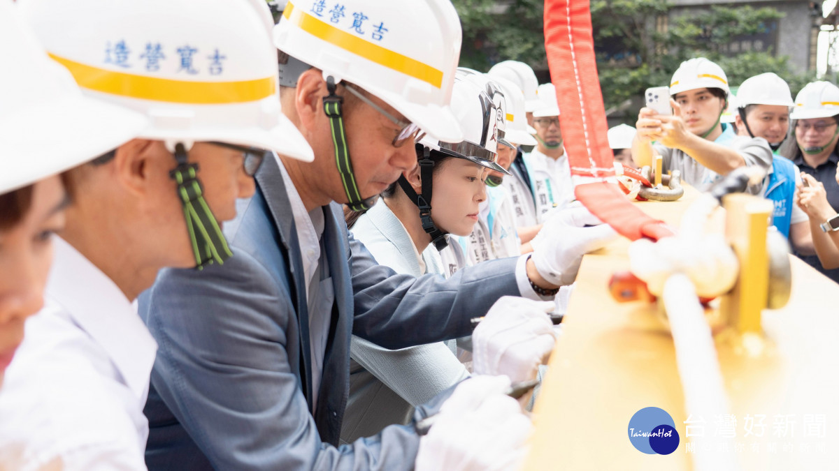 距離正式啟用向前邁大步　竹市關埔慈雲空橋進行合龍