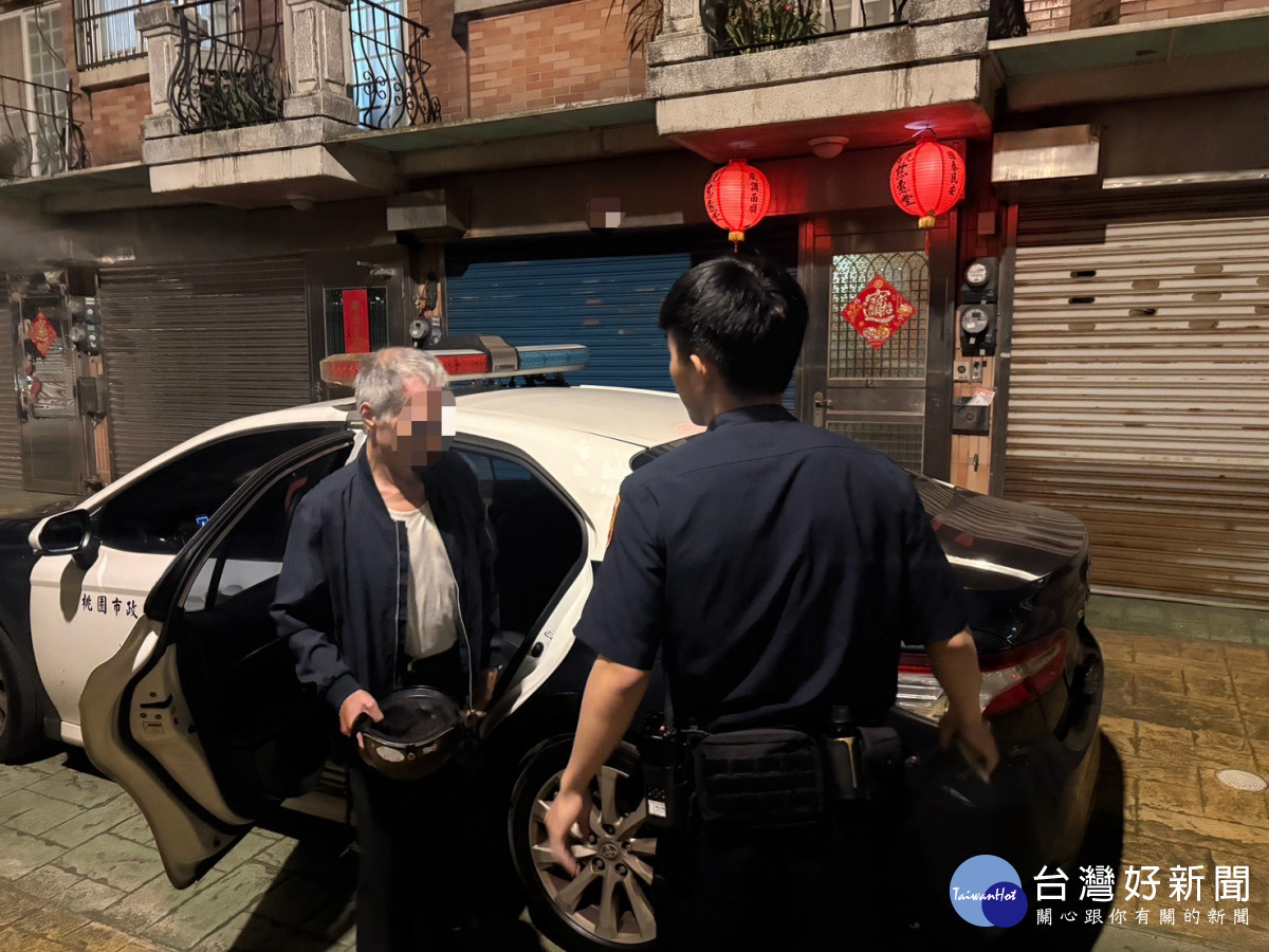 警方協助載送返家。