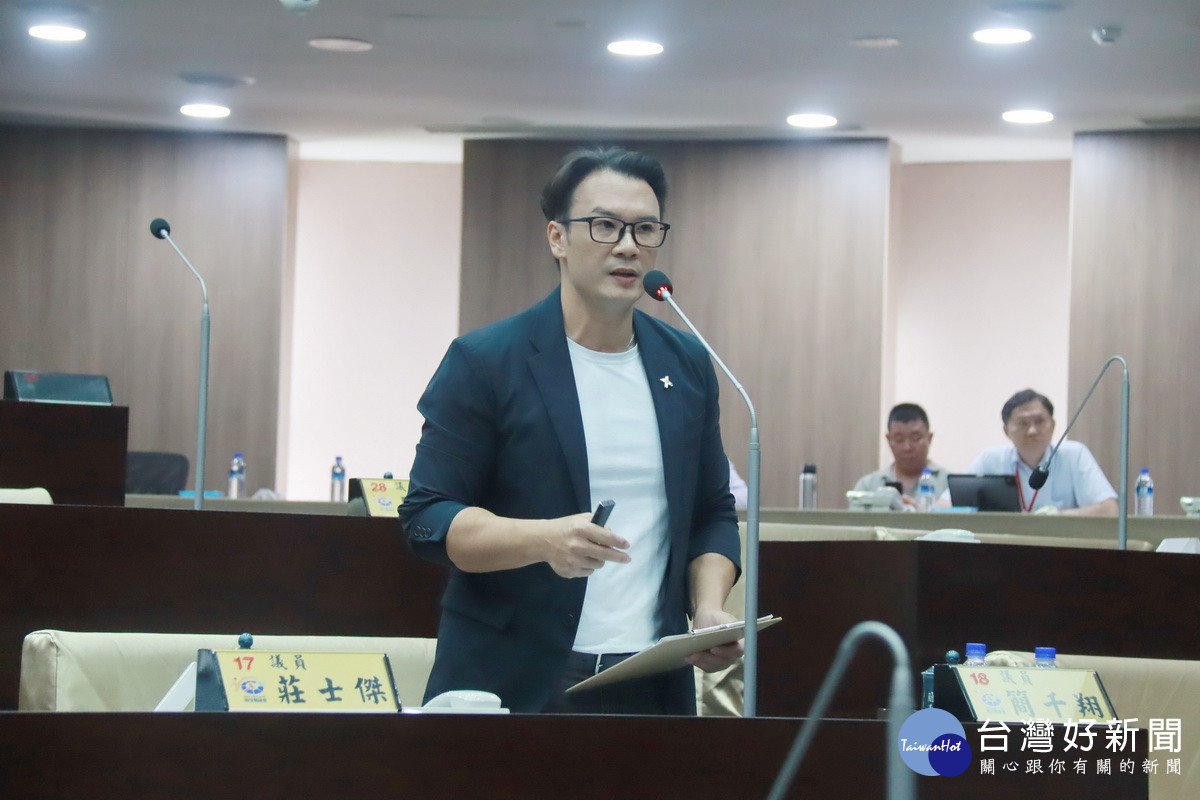 簡千翔議員說南投是全台唯一沒有運動中心的地方。(記者扶小萍攝)