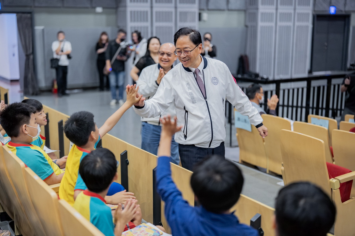 桃園市長張善政出席「115年劇場教育計畫《牽手進劇場》記者會」時與小朋友們互動。<br />