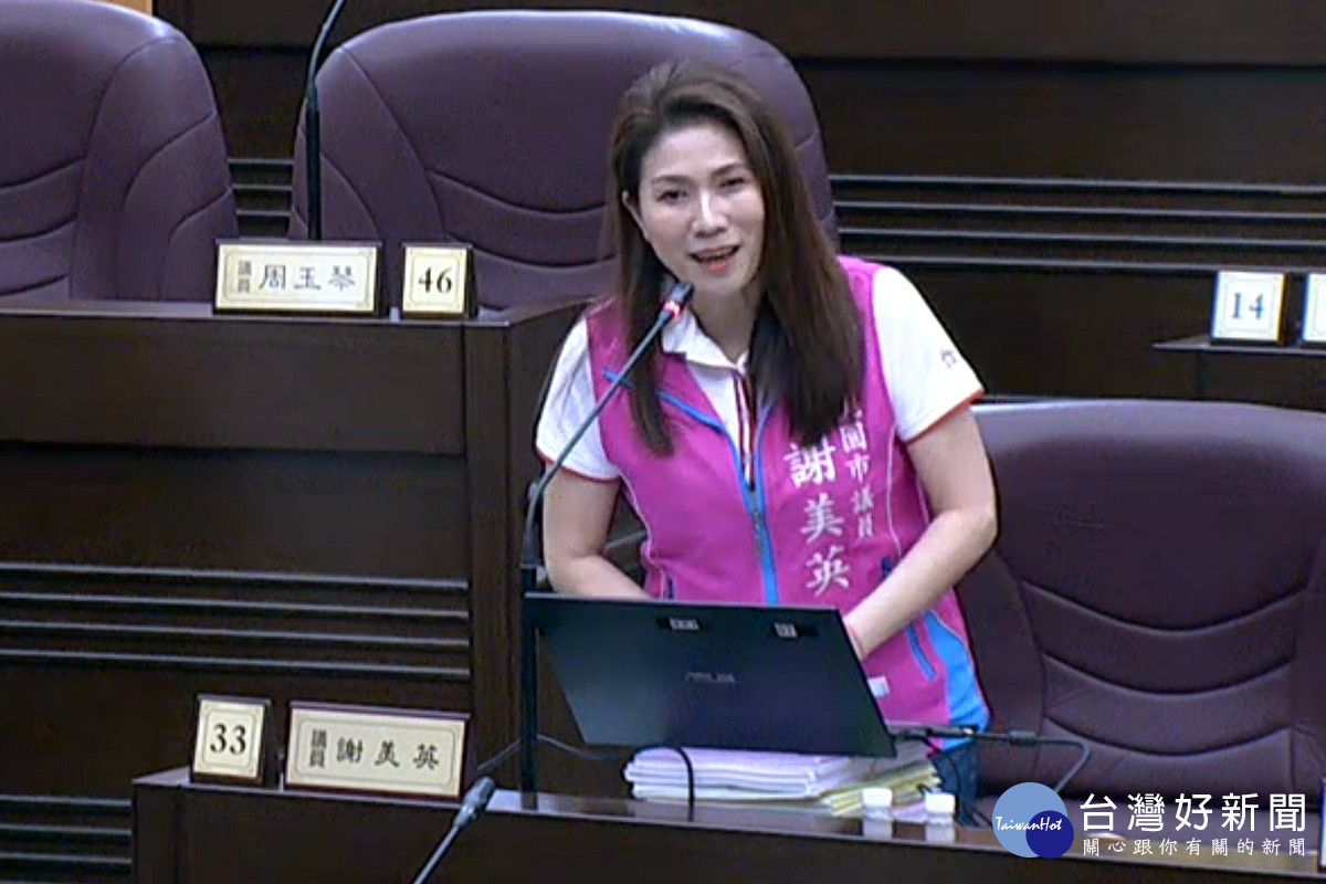 針對交通科技執法等議題,桃園市議員謝美英於議事堂中進行質詢。<br />