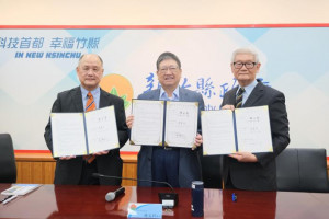 縣長楊文科、國立體育大學副校長黃東治(左)、威爾力斯科學城足球學院院長彭臺臨(右)共同簽署意向書。