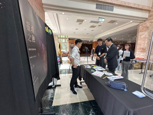 徐副校長參觀攤位。林重鎣