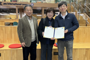 中原大學與韓國國立全北大學正式簽訂MOU，為未來兩校學術交流奠定合作基礎。（左起：全北大學博物館館長朴庸正、中原大學人育學院院長彭妮絲、全北大學國際處交流招生組組長金印蘇）