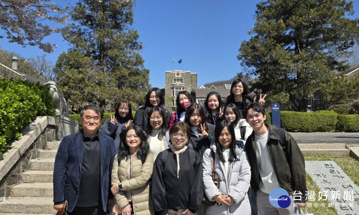 中原大學人育學院深化日韓交流，拓展學生跨國實習與國際學習機會。（前排中為人育學院院長彭妮絲）