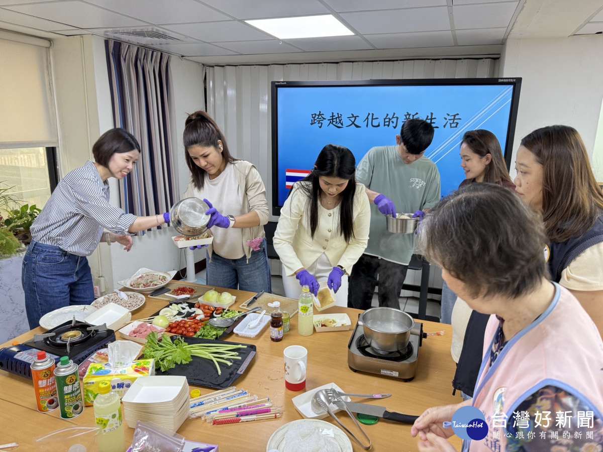 丁常皓講師帶領學員親手製作泰式經典料理「涼拌冬粉」,透過料理認識泰國飲食文化