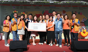 弘道彰化服務處感謝王惠美縣長一起助老與國際獅子會300D 1區攜手推動「弘道親子公益市集」號召獅友們捐款支持助老服務。圖／弘道提供