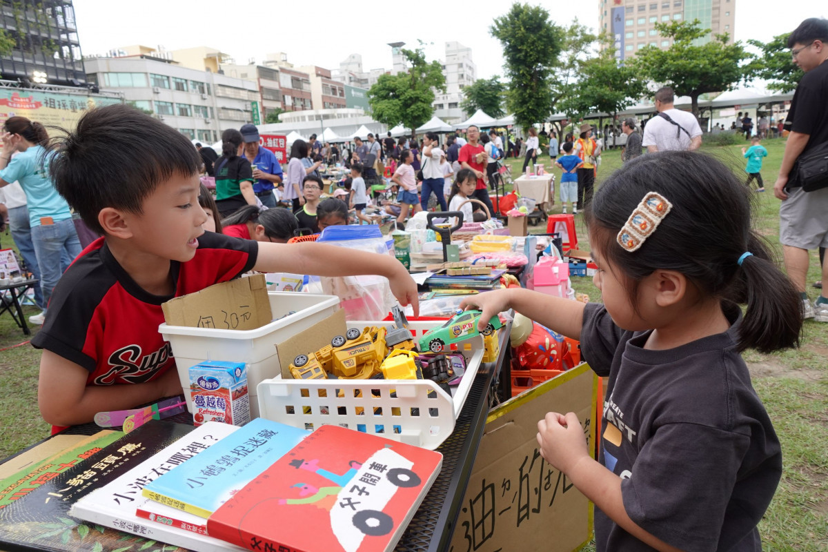 父母愛心響應弘道親子公益市集，5歲小小攤主推銷二手玩具做公益。圖／弘道提供