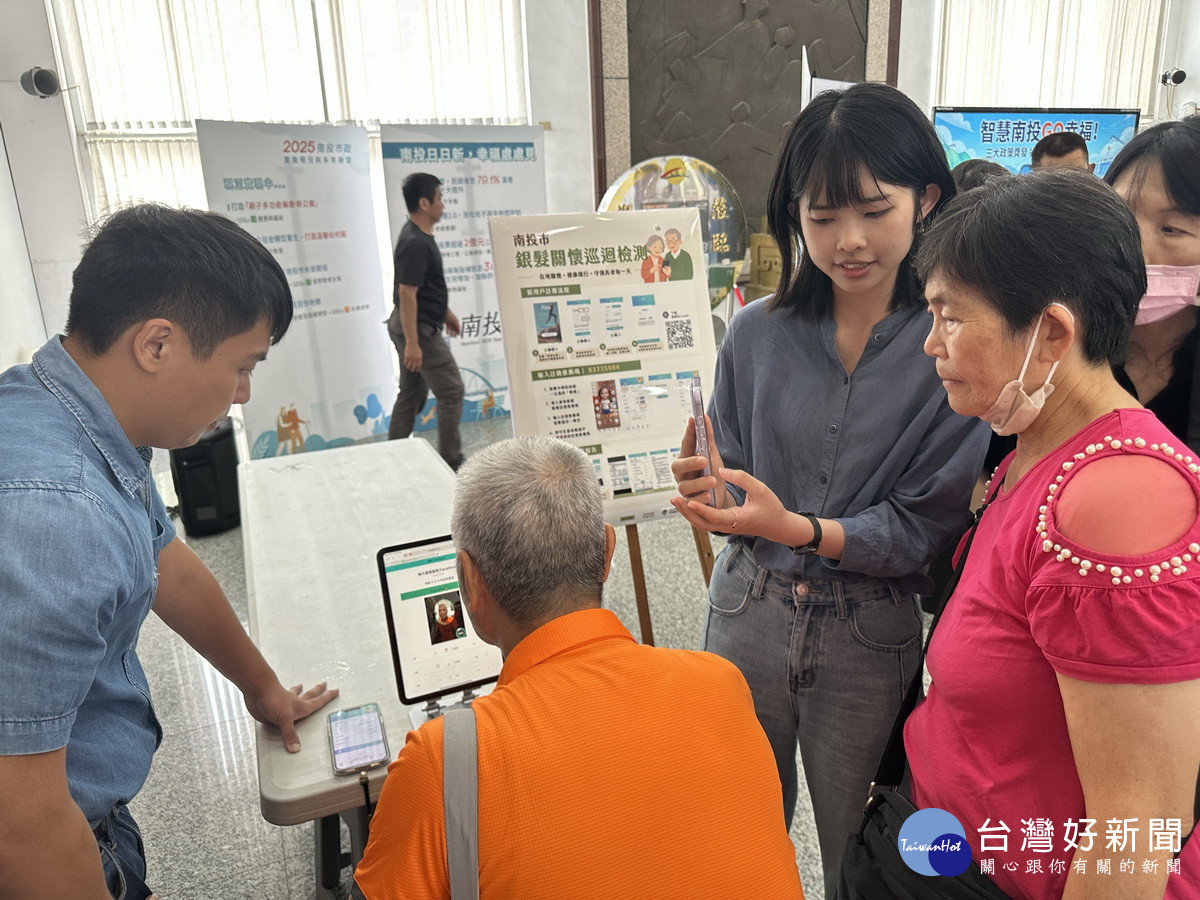 民眾立即體驗健康量測。（ 記者扶小萍攝）
