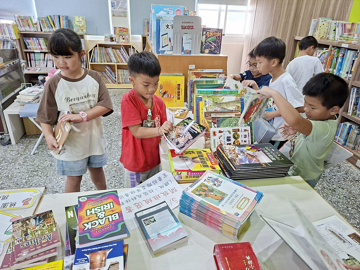 學生自行挑選班級圖書角書籍