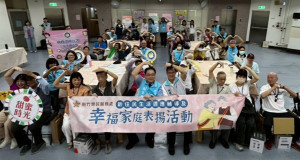 鞠宗顯處長(中左)及新竹市政府林琨瀚副市長(中右)及與會新住民家庭。