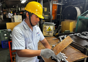 來自泰國的外籍移工平佳隆，因勞動部推動「移工留才久用方案」，得以不受工作年限限制，留臺發展。