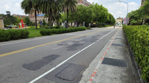 亞洲大學現代美術館前道路坑坑洞洞。