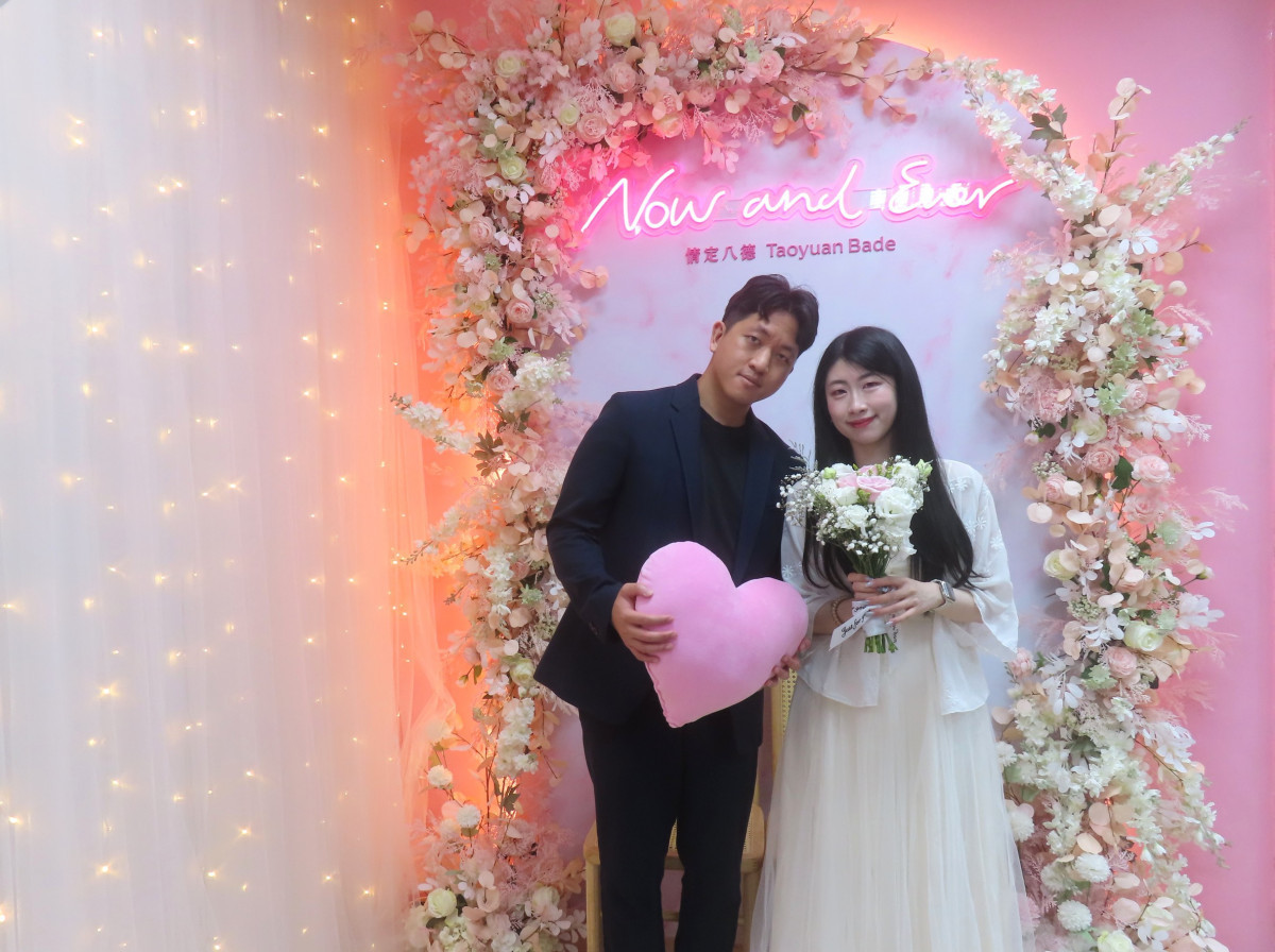 桃園市共有439對新人完成結婚登記後合影留念，為「520我愛你」留下甜蜜回憶。<br />
<br />

