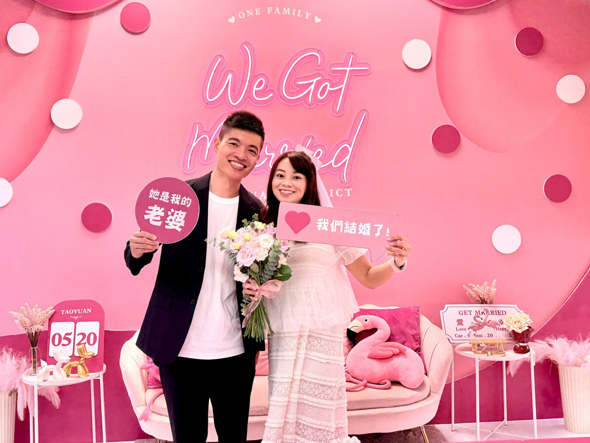 桃園市共有439對新人完成結婚登記後合影留念，為「520我愛你」留下甜蜜回憶。<br />
<br />
