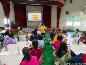 衛生局疾管科長陳秋萍(黃上衣)擔任病媒蚊防治宣導活動講師。