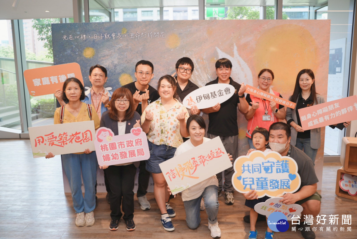 桃園市婦幼局局長杜慈容(左三)、市立圖書館總館館長施照輝(左二)、社會局身障科股長邱依俐(右二)、伊甸基金會執行長何天元與伊甸公益大使海裕芬(右六)皆到場觀展支持。(伊甸基金會提供)