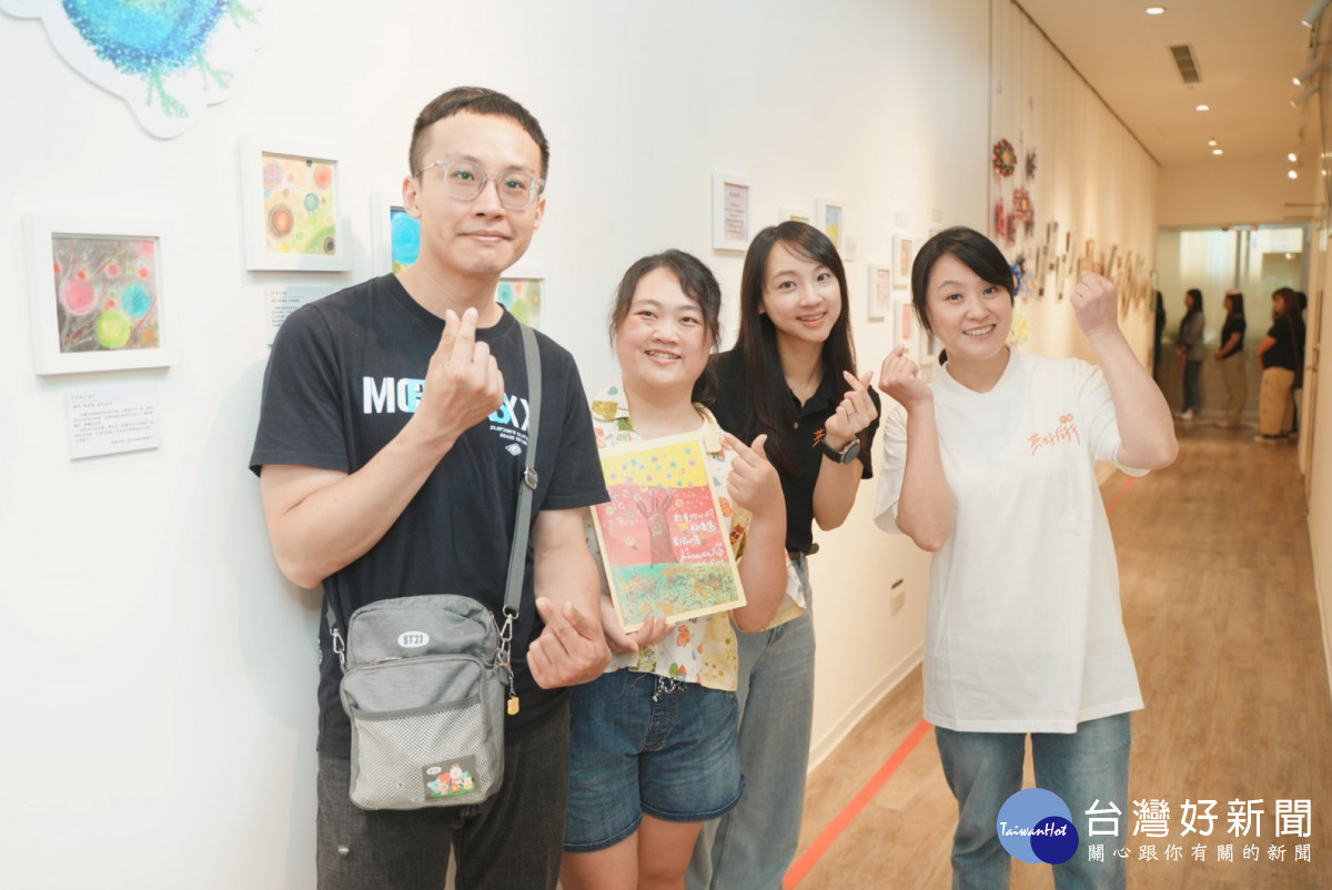 慢飛天使鈞鈞媽媽,透過伊甸家長紓壓課程,以粉彩畫學習整理情緒、釋放壓力,長出力量。(伊甸基金會提供)