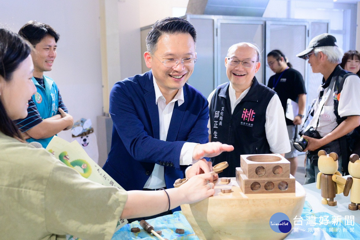 桃園市副市長蘇俊賓參觀「中原文創園區 《E號出口》2026創意畢業季」精采設計作品。