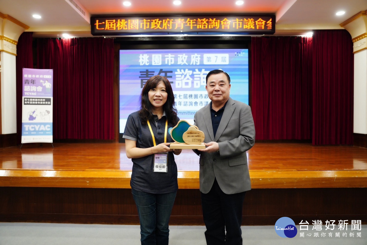 青年諮詢會副召集人青年局長侯佳齡致贈邱奕勝議長手工木藝紀念品。