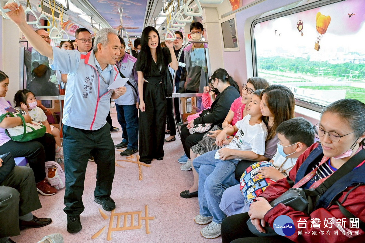 桃園桃捷公司董事長沈志藏陪同特教生們搭乘「幸福主題車廂」。<br />