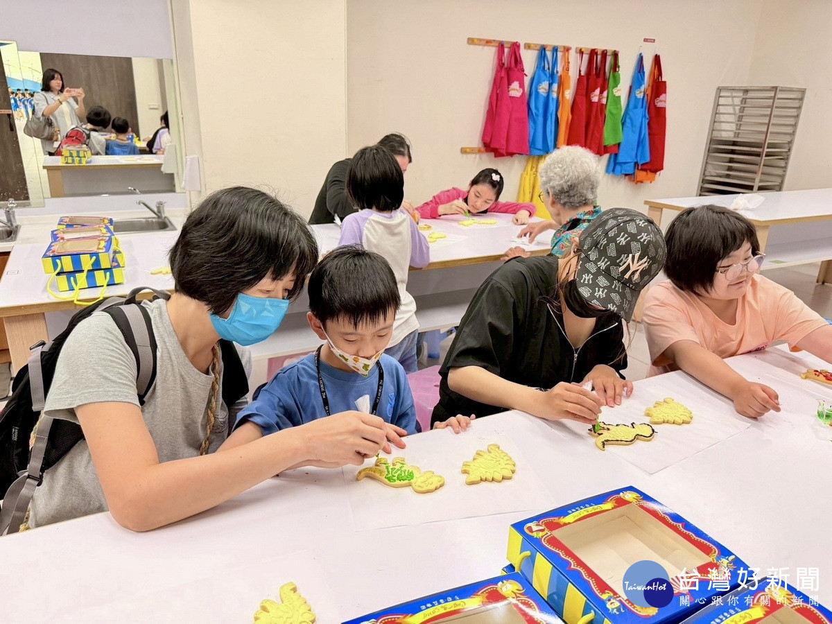 桃園捷運公司攜手桃市府、金格食品及九如禪林基金會舉辦「捷伴做公益」活動。