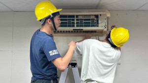專班學員前往新竹仁愛兒童之家，實際進行冷氣設備清洗、保養及故障診斷等術科實作訓練。