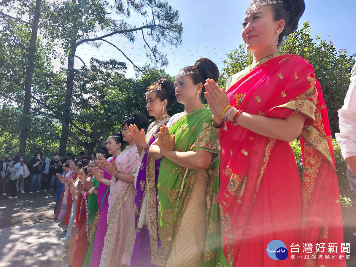 迎賓組著印度服與藏服於現場迎賓,展現多元文化特色與節慶氛圍。