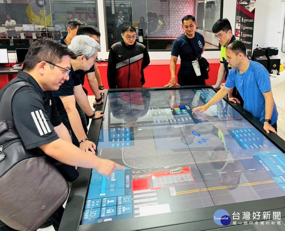 消防局同仁體驗科技化模擬訓練系統。