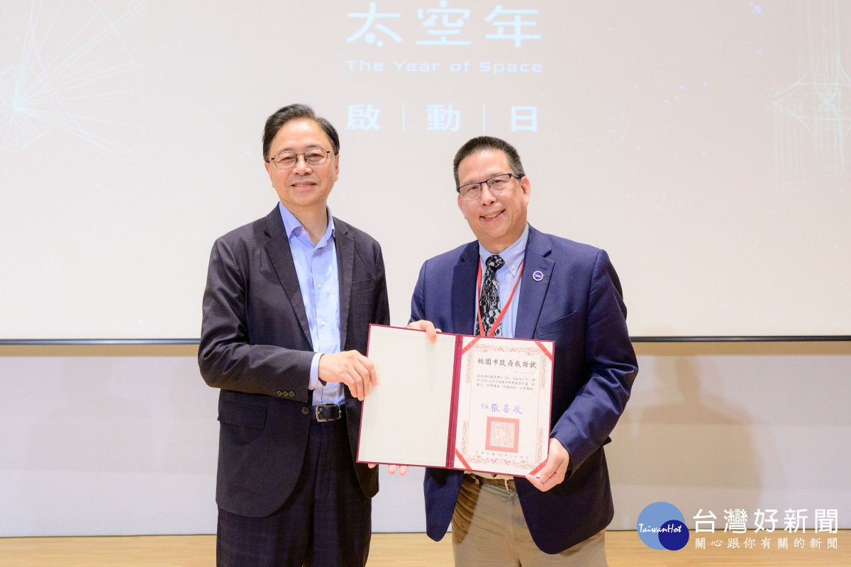張市長頒贈感謝狀予杜龍蓀博士。