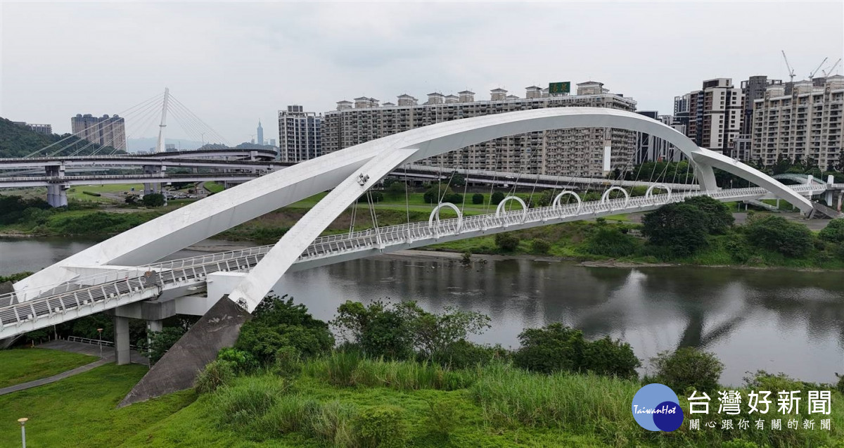 新店陽光橋完成清洗作業　河岸景觀再展風采