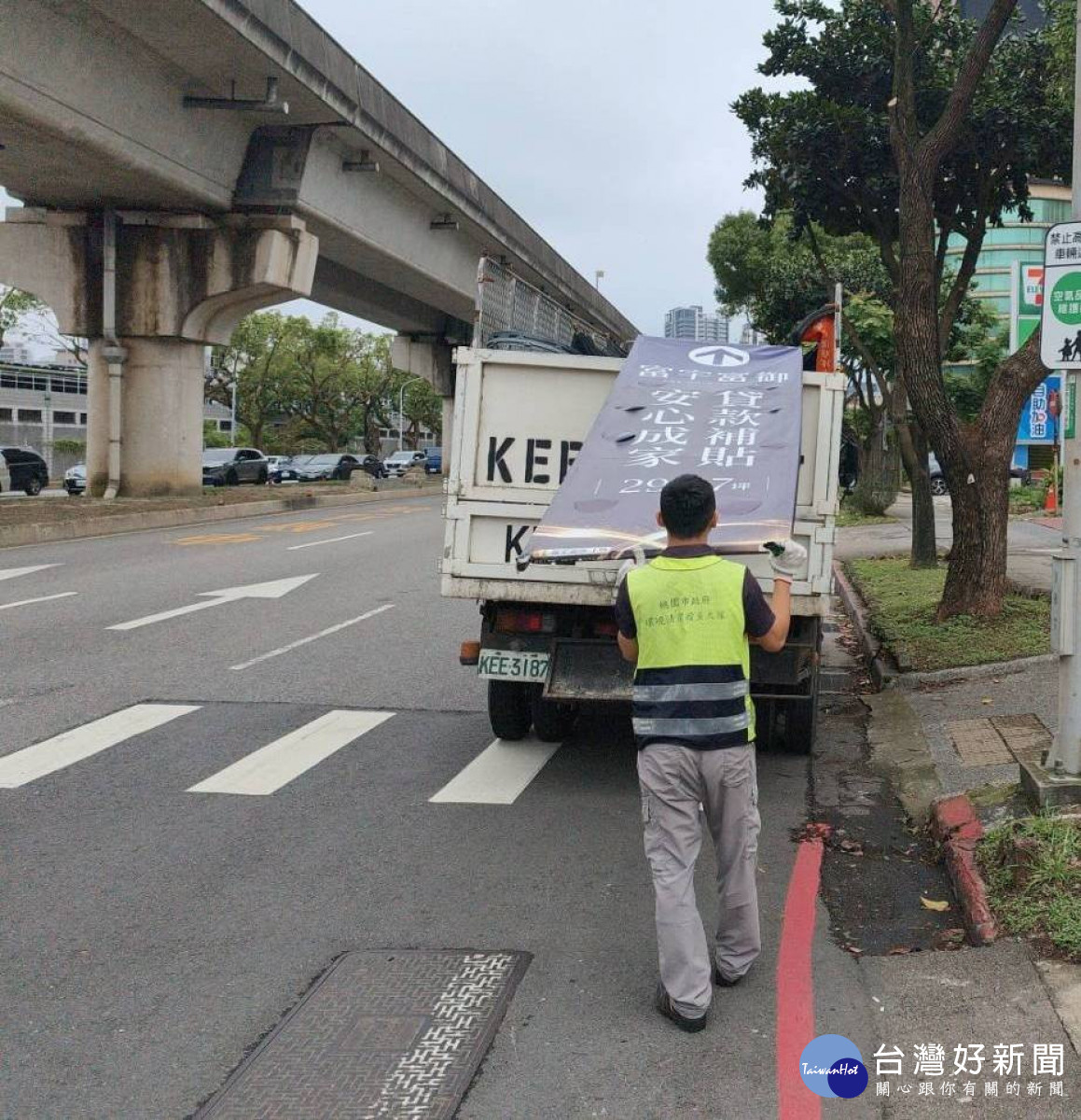 桃園市環保局近期啟動跨局處聯合執法專案,全面加強違規廣告查察與源頭管理。<br />
<br />