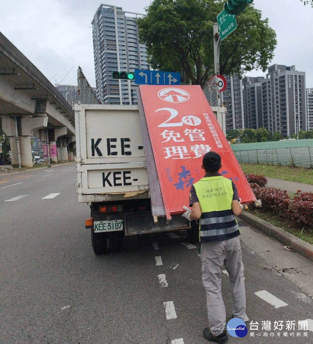 桃園市環保局近期啟動跨局處聯合執法專案,全面加強違規廣告查察與源頭管理。<br />
<br />